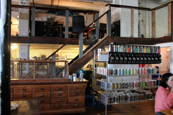 Café in Dumbo: unten Gäste - oben Büro!