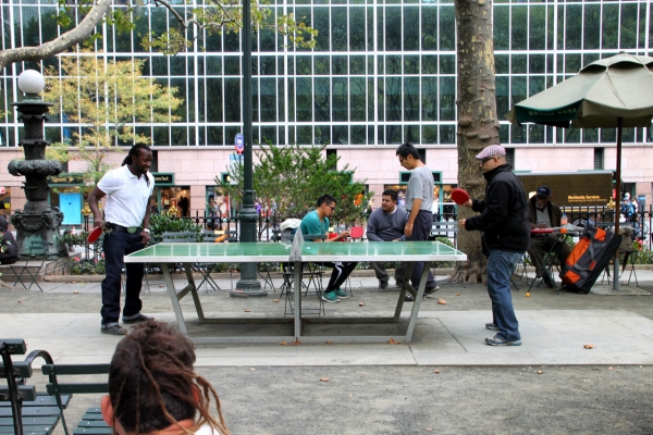 New Yorker sporteln gerne ... hier Tischtennis im Bryant Park