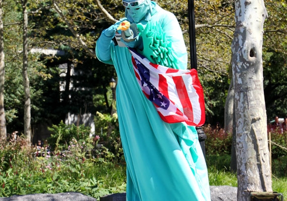 'Miss Liberty' im Battery Park - gerade mit ihrem Cellphone beschäftigt 